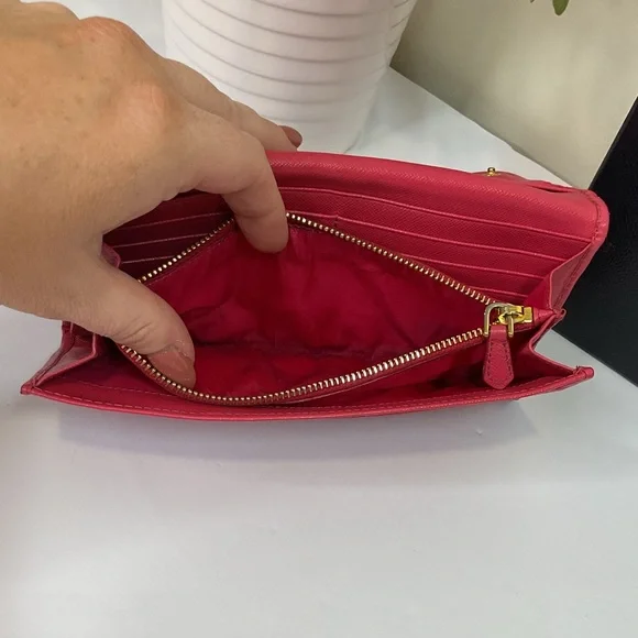 SOLD Prada Authentic Saffiano Fuchsia Quilted Wallet - Picture 8 of 13